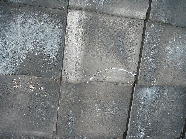 ひび割れが多数見受けられる瓦屋根